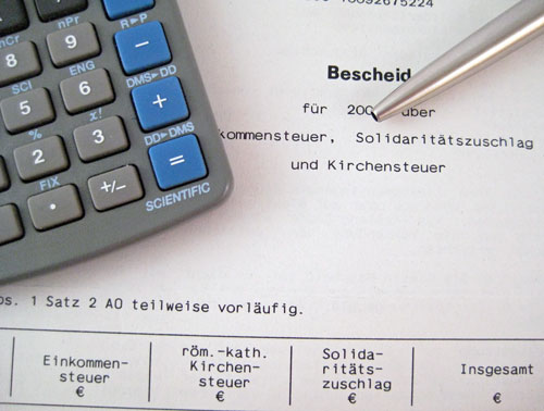 Steuerbescheid mit Taschenrechner