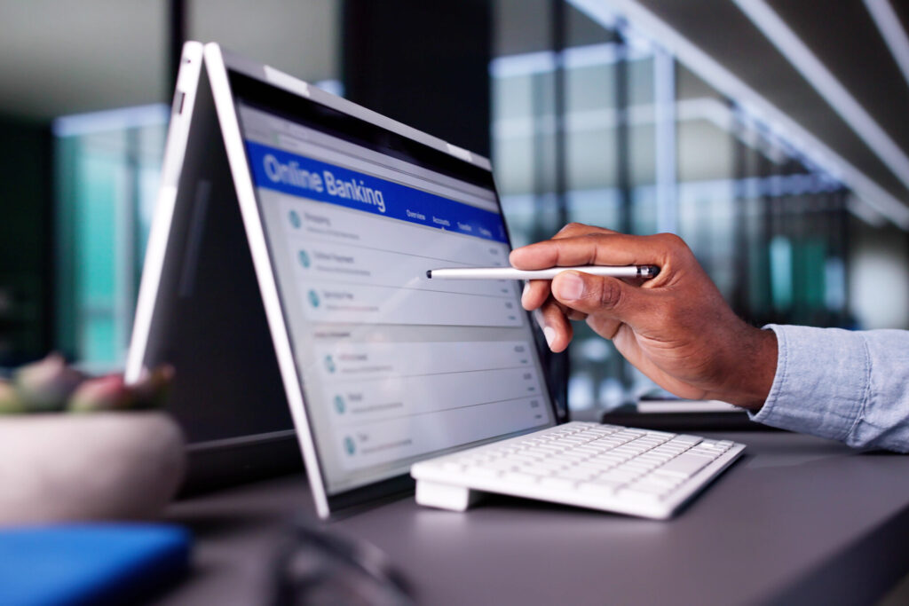 Es ist ein Tablet mit einem Stift zur Eingabe im Online Banking Bereich zu sehen.