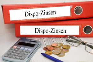 Rote Ordner mit der Aufschrift Dispo-Zinsen