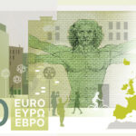 Neuer Eurodesignentwurf der Serie E von Myrsini Vardopoulou. Die Rückseite des 100-Euro-Scheins zeigt zum Thema "Museen und Ausstellungen" Menschen vor Streetart des Vitruvianischen Mannes und Skulpturen von Rhombenkuboktaeder sowie eine Karte Europas.