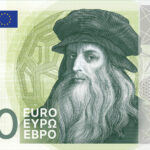 Neuer Eurodesignentwurf der Serie E von Myrsini Vardopoulou. Die Vorderseite des 100-Euro-Scheins zeigt den italienischen Künstler und Erfinder Leonardo da Vinci. Im Folienstreifen sind eine der vitruvianische Mensch, ein Beispiel heiliger Geometrie mit Kreisen und der goldene Schnitt erkennbar, während der Hintergrund einen Rhombenkuboktaeder und eine logarithmische Spirale zeigt.