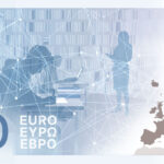 Neuer Eurodesignentwurf der Serie E von Myrsini Vardopoulou. Die Rückseite des 20-Euro-Scheins zeigt zum Thema "Schulen und Universitäten" eine Dozentin vor einer Klasse und eine Karte Europas.