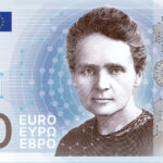 Neuer Eurodesignentwurf der Serie E von Myrsini Vardopoulou. Die Vorderseite des 20-Euro-Scheins zeigt die polnisch-französische Physikerin Marie Skłodowska Curie. Im Folienstreifen sind ein Atommodell von Cäsium und Sechsecke, die die Kristallstruktur von Curium andeuten, erkennbar.