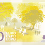 Neuer Eurodesignentwurf der Serie E von Myrsini Vardopoulou. Die Rückseite des 100-Euro-Scheins zeigt zum Thema "Öffentliche Plätze" verschiedene Menschen auf einem öffentlichen Platz und eine Karte Europas.