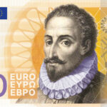 Neuer Eurodesignentwurf der Serie E von Myrsini Vardopoulou. Die Vorderseite des 50-Euro-Scheins zeigt den spanischen Schriftsteller Miguel de Cervantes Saavedra. Im Folienstreifen sind eine Halskrause, zwei Windmühlen und Don Quijote mit Lanze auf einem Pferd erkennbar.