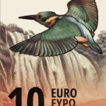 Neuer Eurodesignentwurf der Serie J von Ville Tietäväinen. Die Vorderseite des 10-Euro-Scheins ist hochkant und zeigt Eisvogel neben einem Wasserfall. Der Folienstreifen zeigt schematisch einen Flusslauf mit einem Eisvogel am Oberlauf.