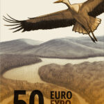 Neuer Eurodesignentwurf der Serie J von Ville Tietäväinen. Die Vorderseite des 50-Euro-Scheins ist hochkant und zeigt Weißstorch im Flug über einem gewundenen Flusstal. Der Folienstreifen zeigt schematisch einen Flusslauf mit einem Weißstorch am Mittellauf.